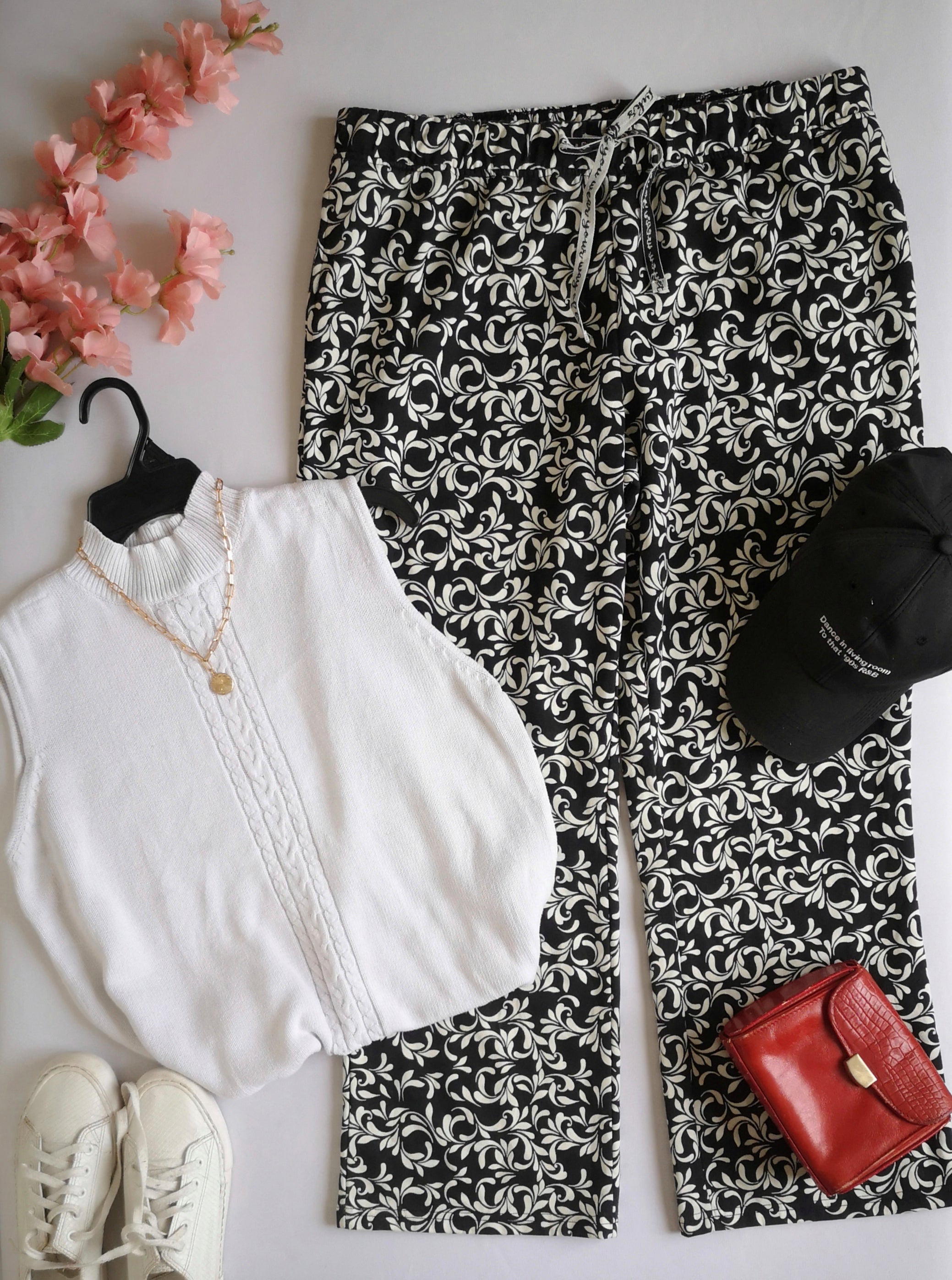 Pantalón tipo pans y blusa tejida