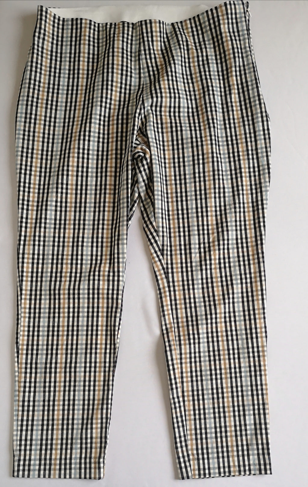 Blusa cuello cerrado con pantalón