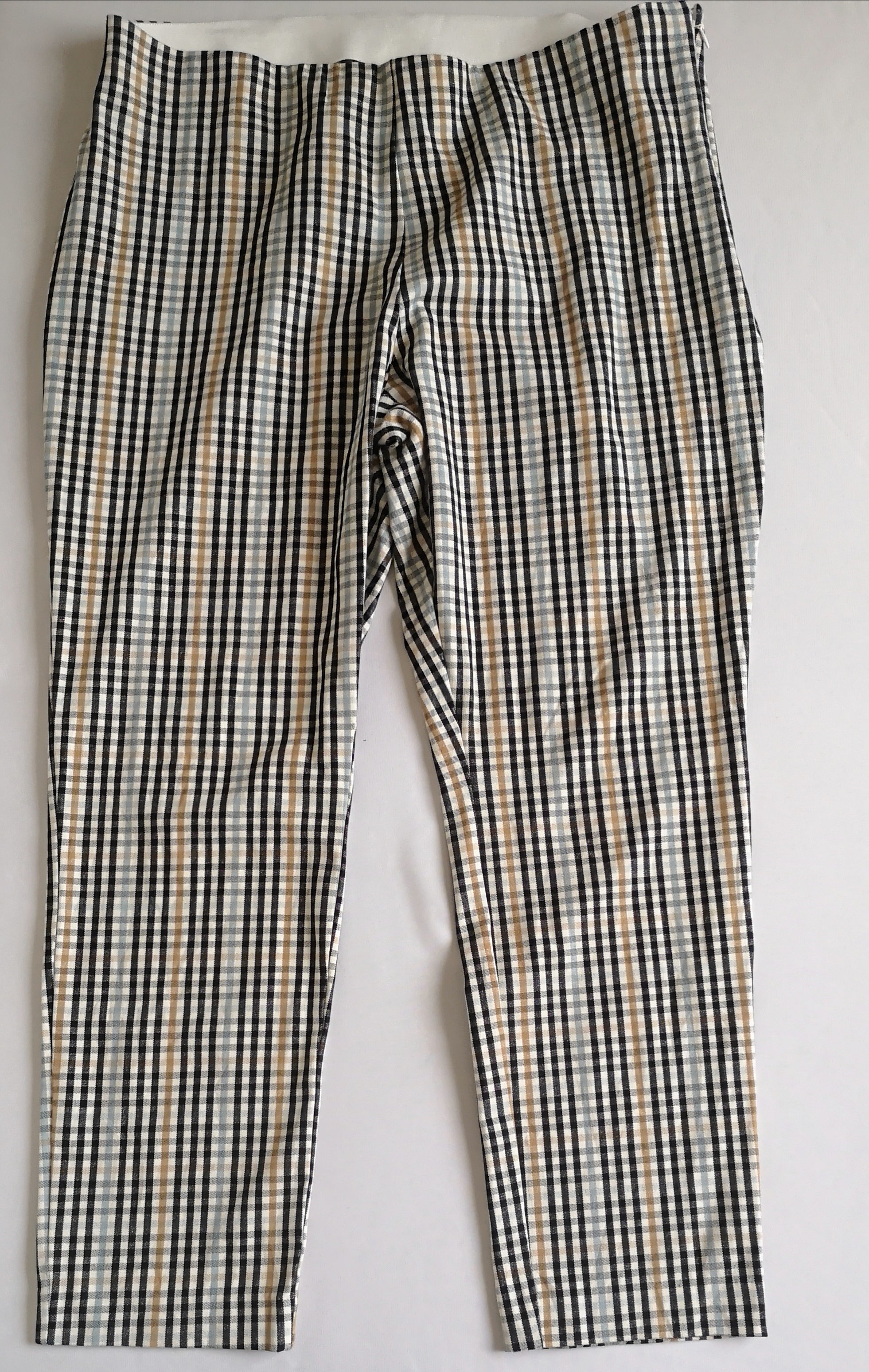 Blusa cuello cerrado con pantalón