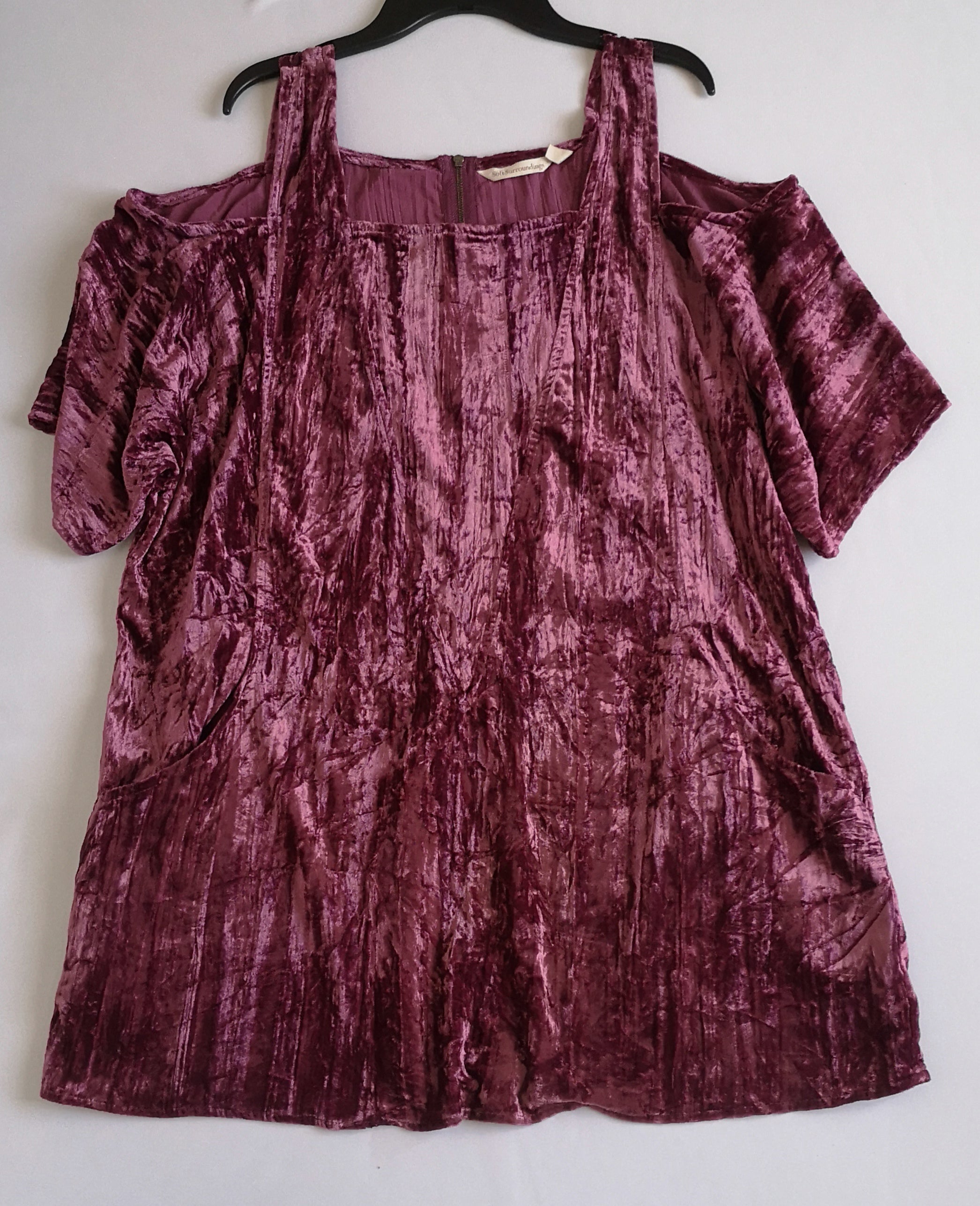 Vestido corto hombros descubiertos incluye cartera