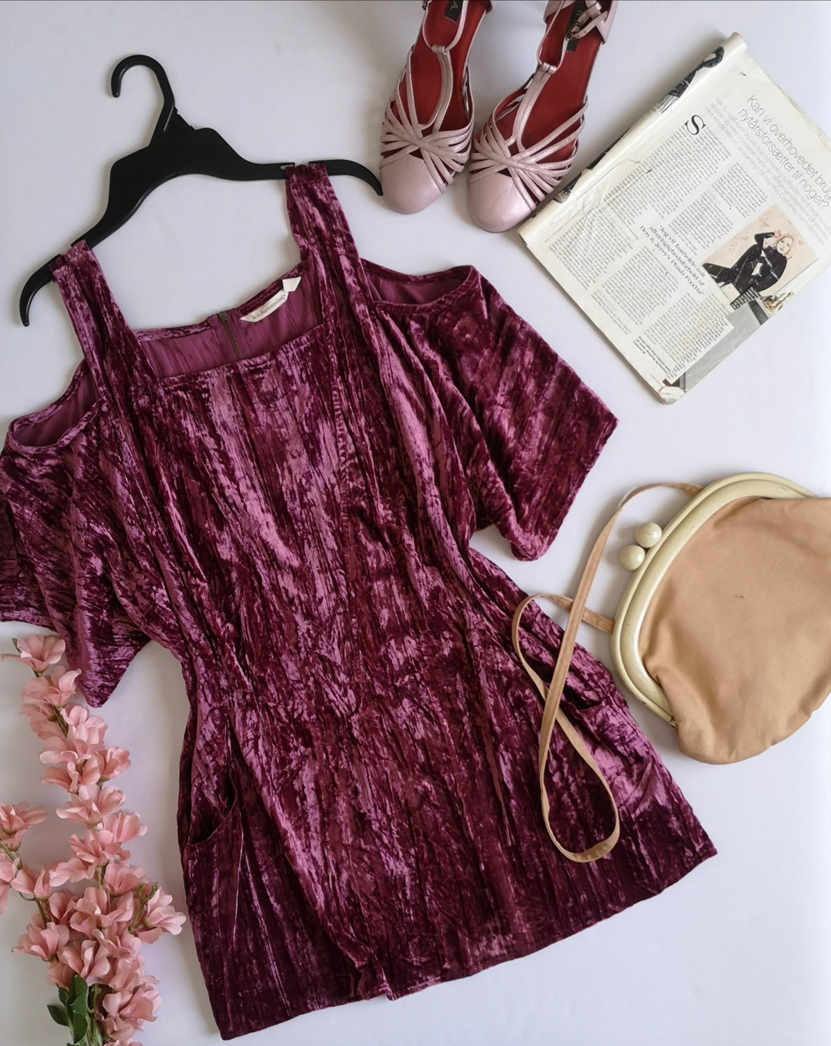Vestido corto hombros descubiertos incluye cartera