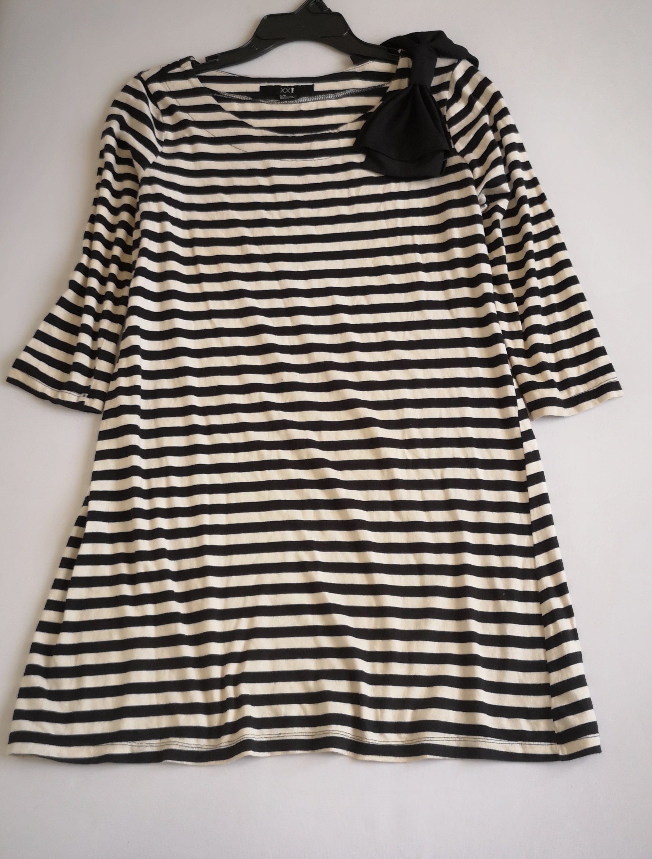 Vestido con moña en el hombro incluye cartera 💙