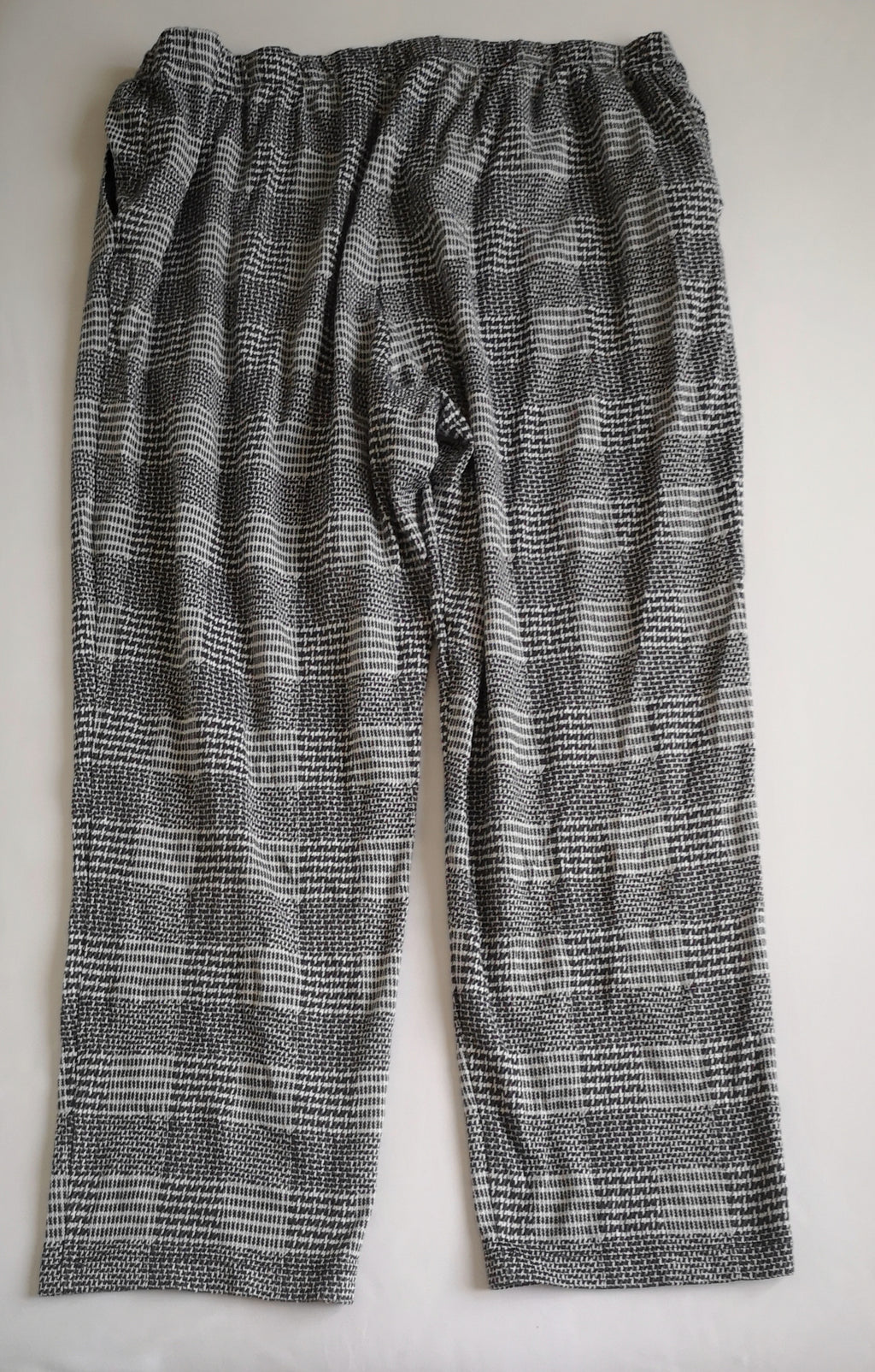 Pantalón ancho de las caderas y blusa larga