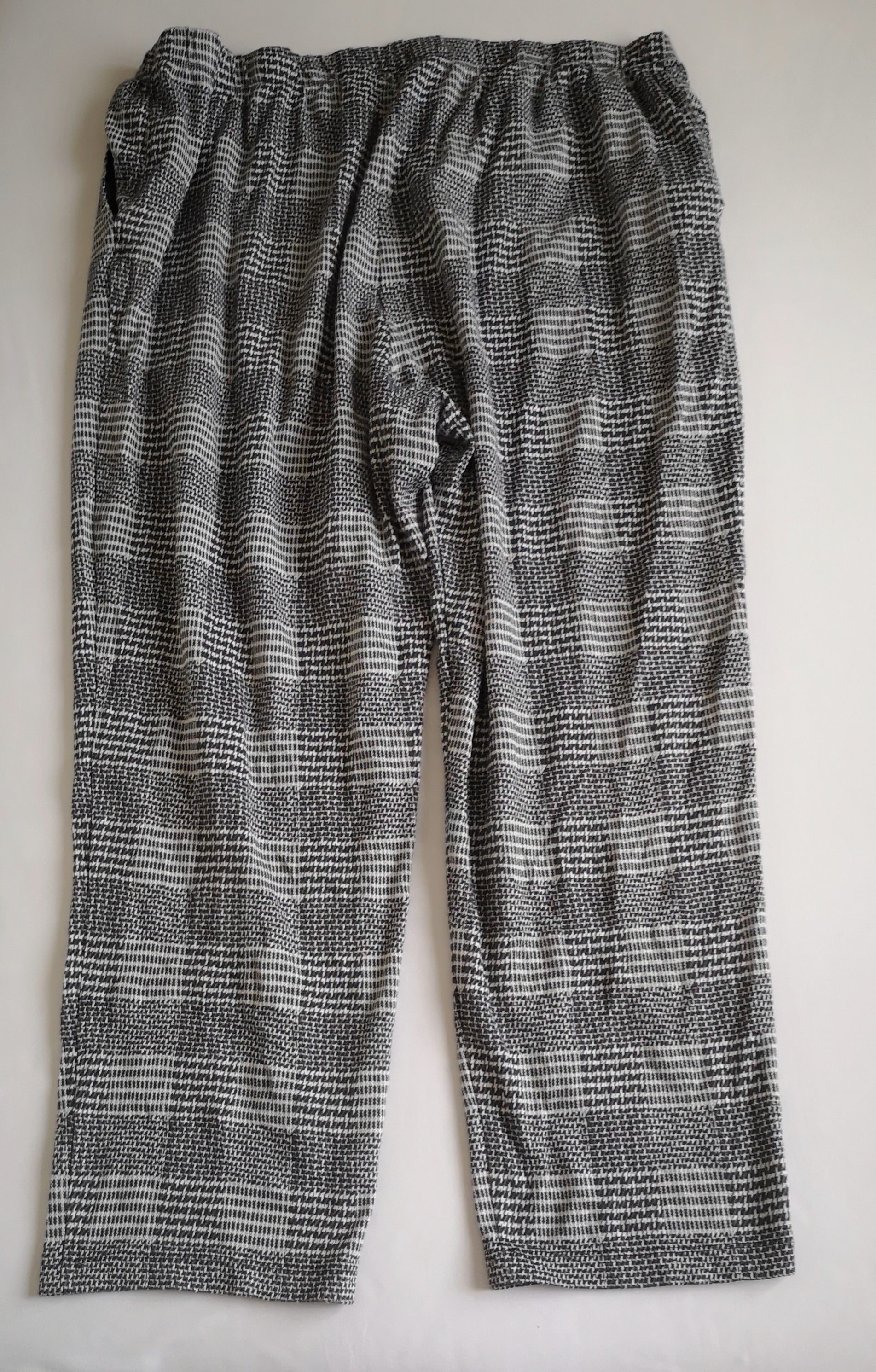 Pantalón ancho de las caderas y blusa larga