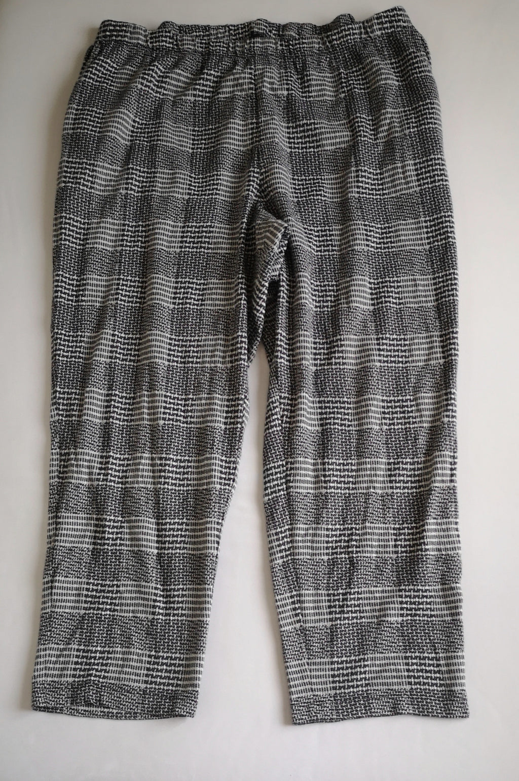 Pantalón ancho de las caderas y blusa larga