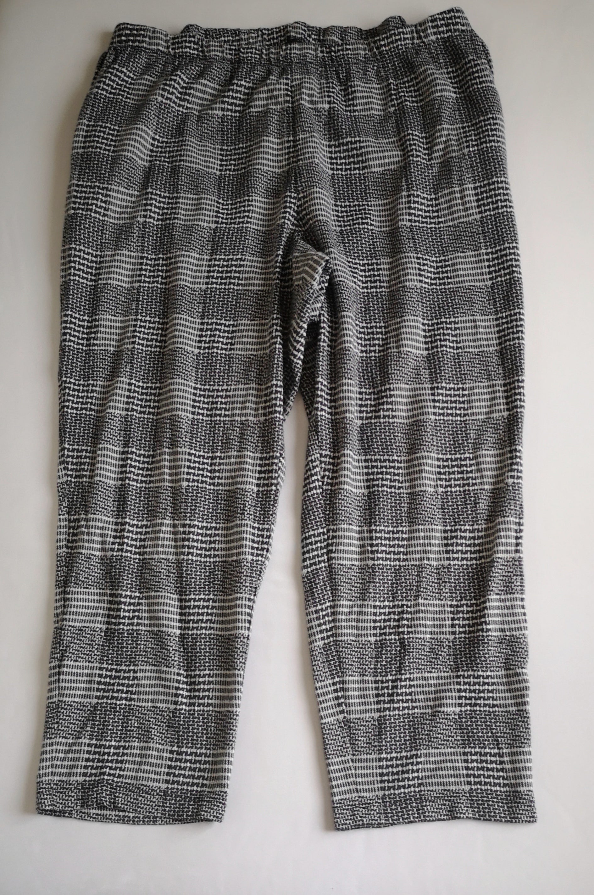 Pantalón ancho de las caderas y blusa larga