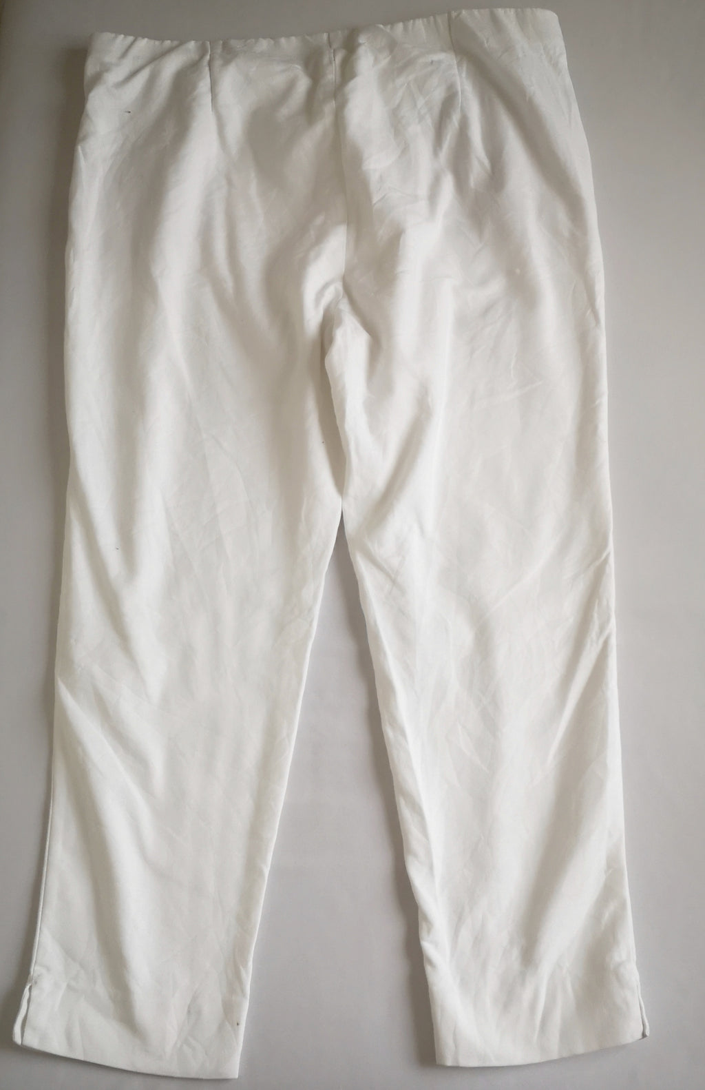 Pantalón con bolsas secretas y blusa asimétrica