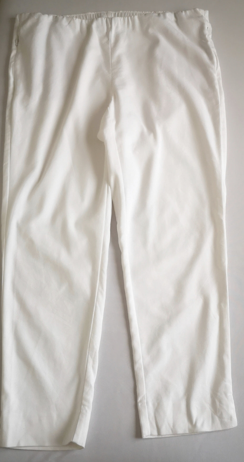 Pantalón con bolsas secretas y blusa asimétrica