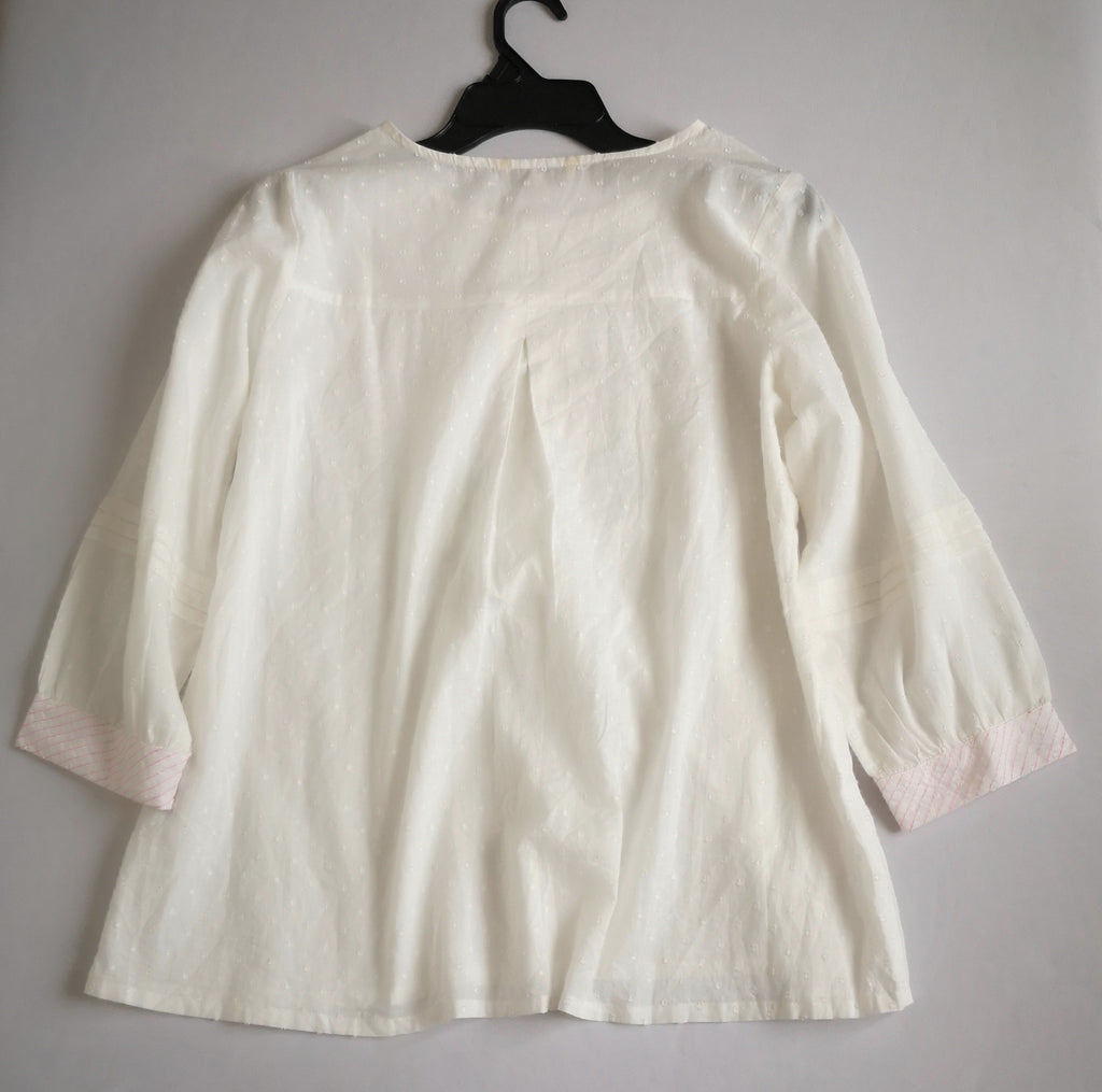 Blusa bordada incluye collar