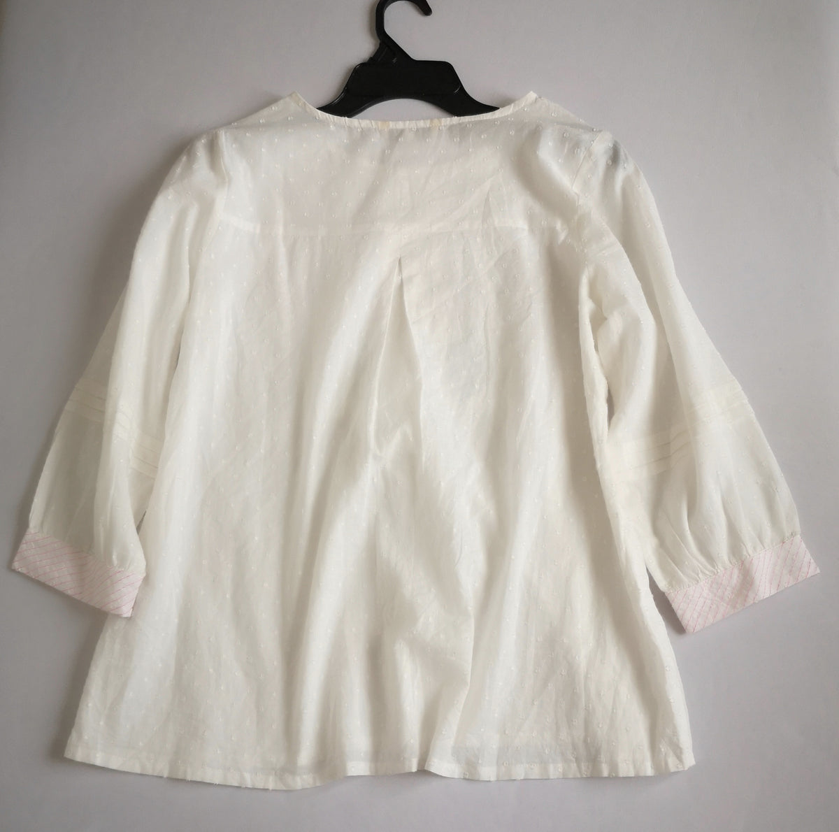 Blusa bordada incluye collar