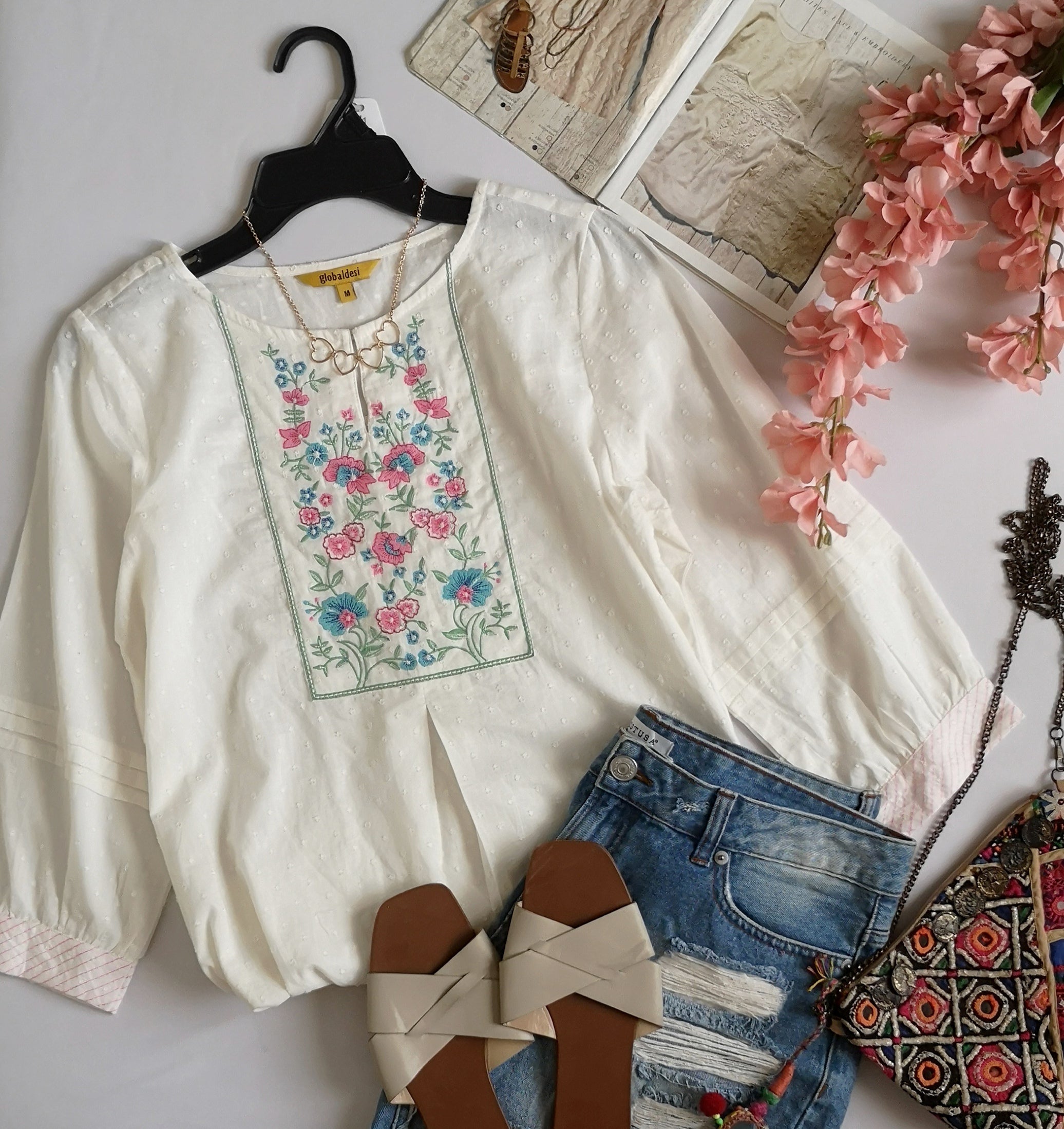 Blusa bordada incluye collar