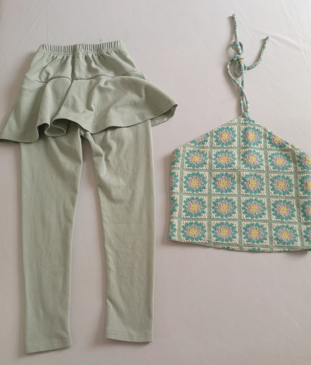 Pantalón con falda y blusa corta