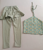 Pantalón con falda y blusa corta