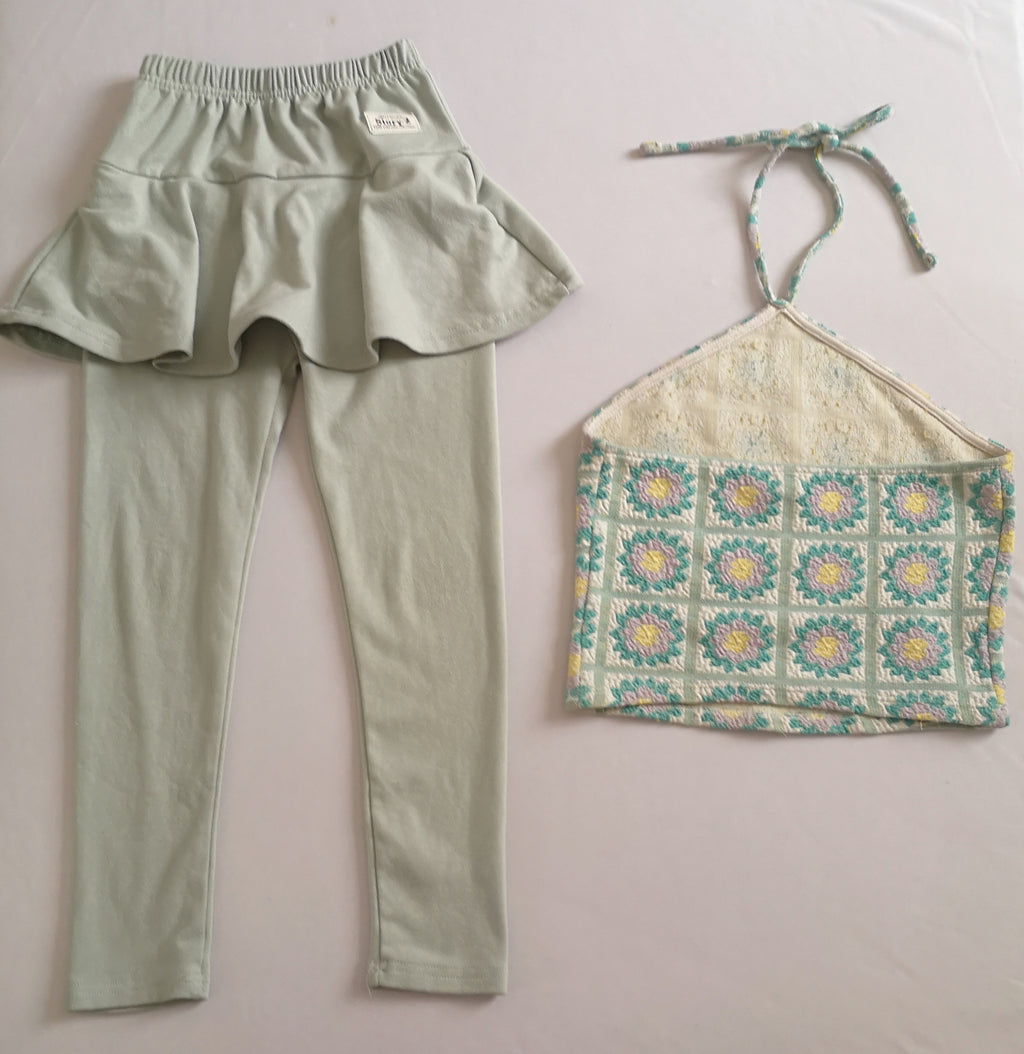 Pantalón con falda y blusa corta