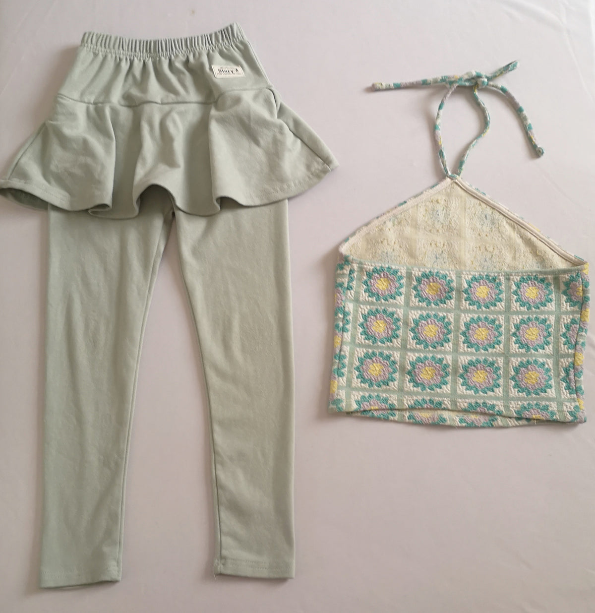 Pantalón con falda y blusa corta