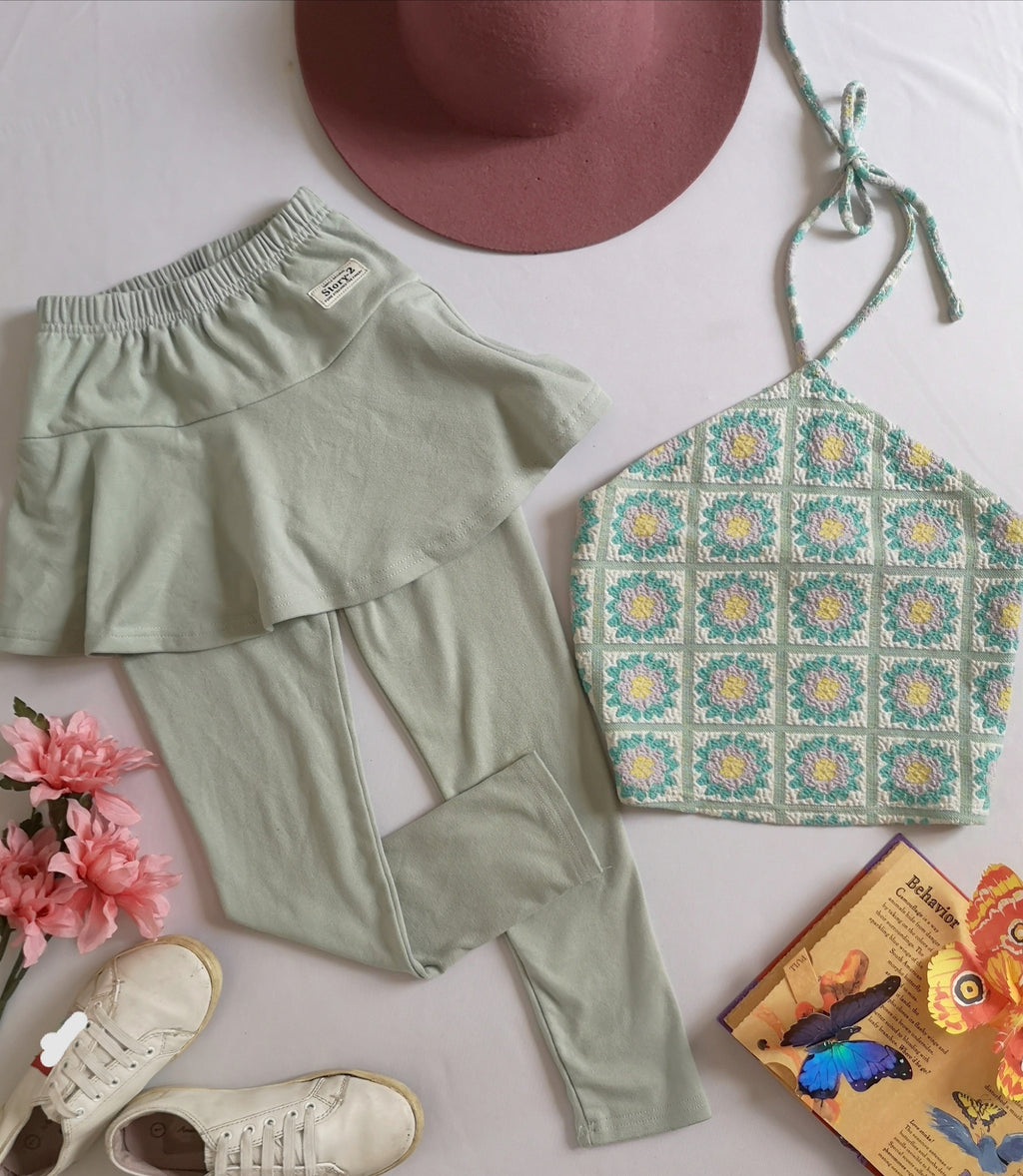 Pantalón con falda y blusa corta