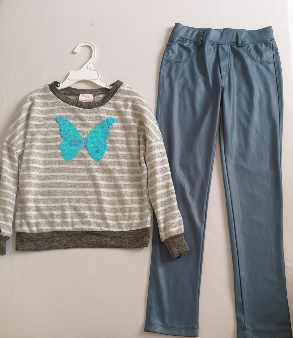 Pantalón y sueter con lentejuelas