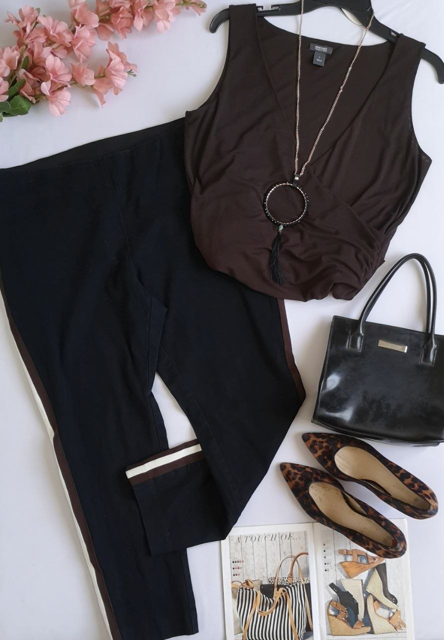 Pantalón sin bolsas y blusa de mesh