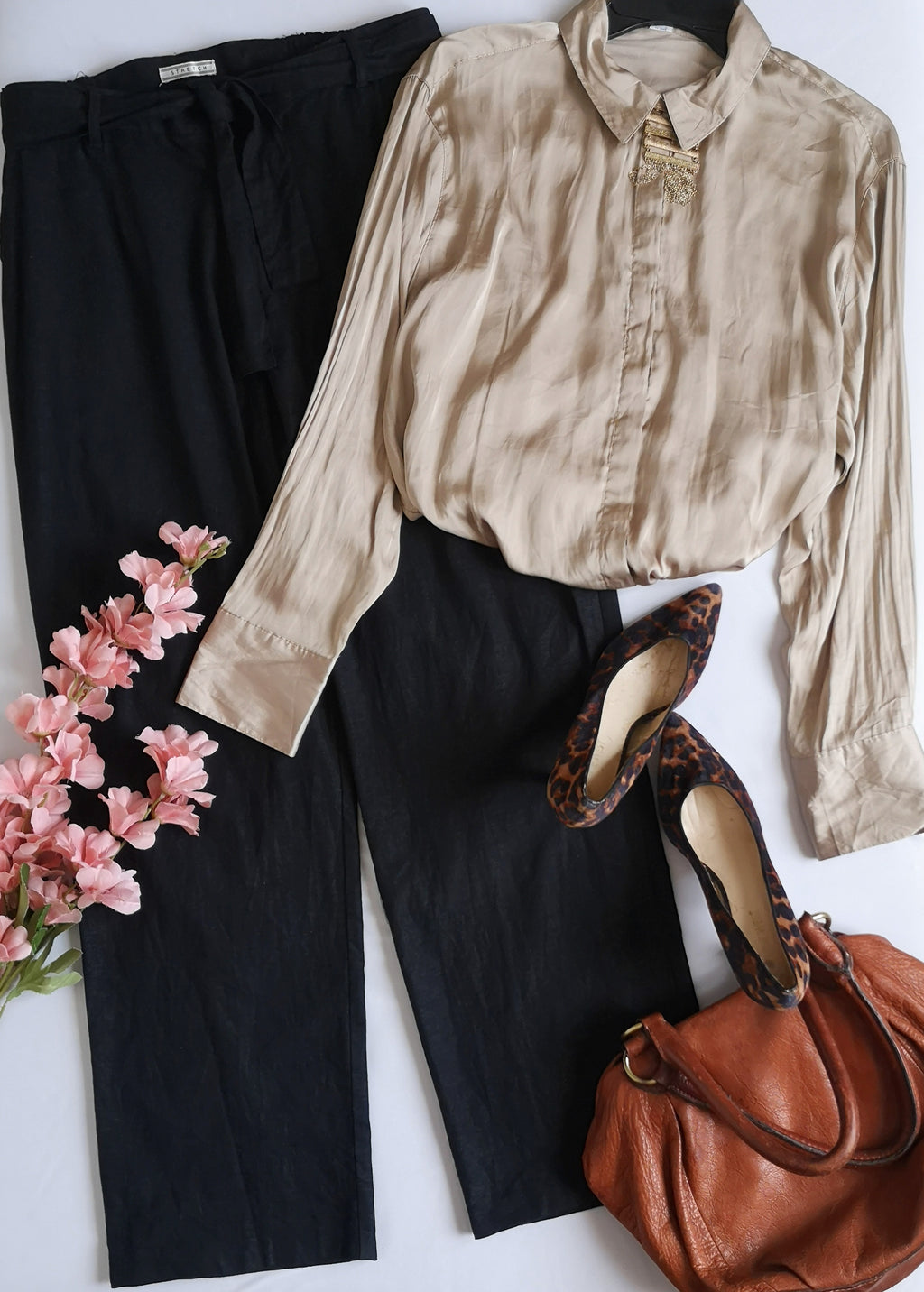Blusa tipo seda y pantalón con cinto