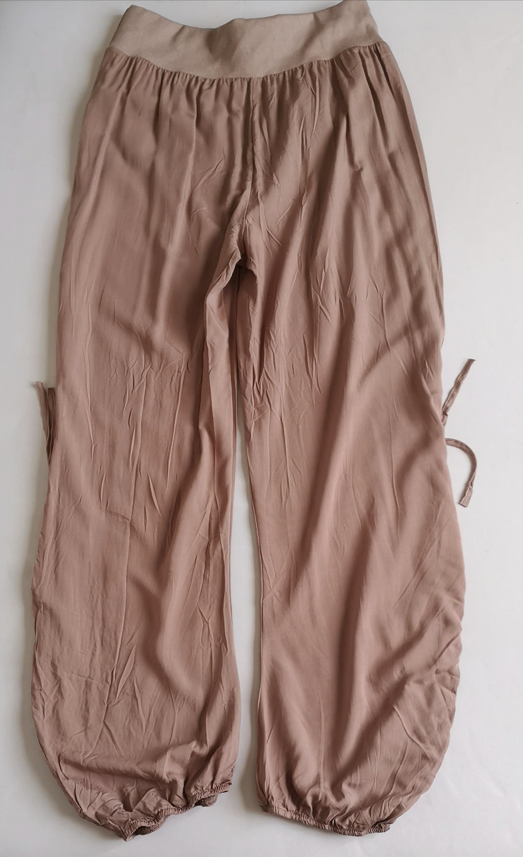 Pantalón bombacho de abajo y blusa con nudo