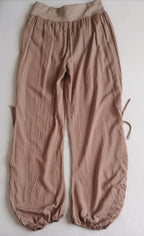 Pantalón bombacho de abajo y blusa con nudo