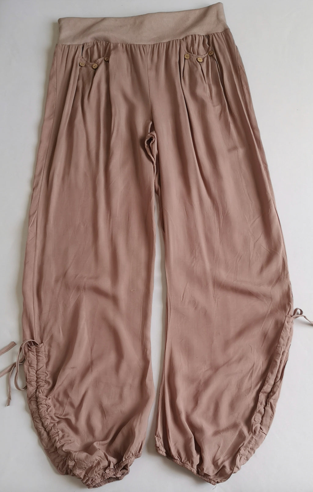 Pantalón bombacho de abajo y blusa con nudo