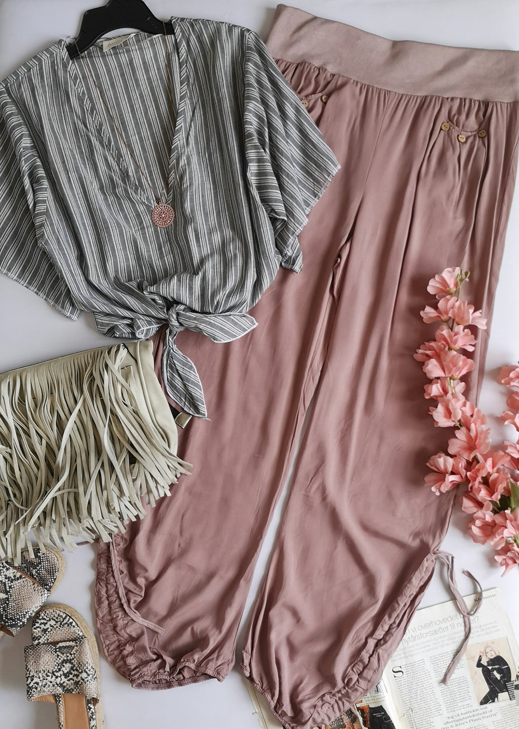 Pantalón bombacho de abajo y blusa con nudo
