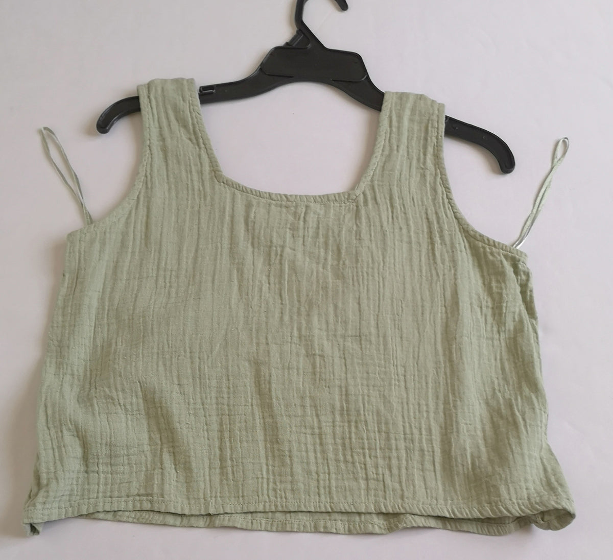 Cardigan tipo crochet con blusa cuello cuadrado