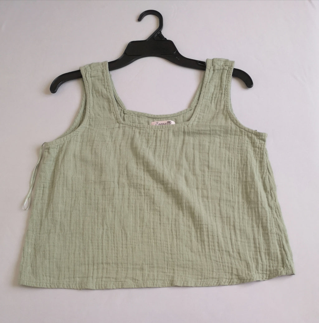 Cardigan tipo crochet con blusa cuello cuadrado