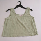 Cardigan tipo crochet con blusa cuello cuadrado