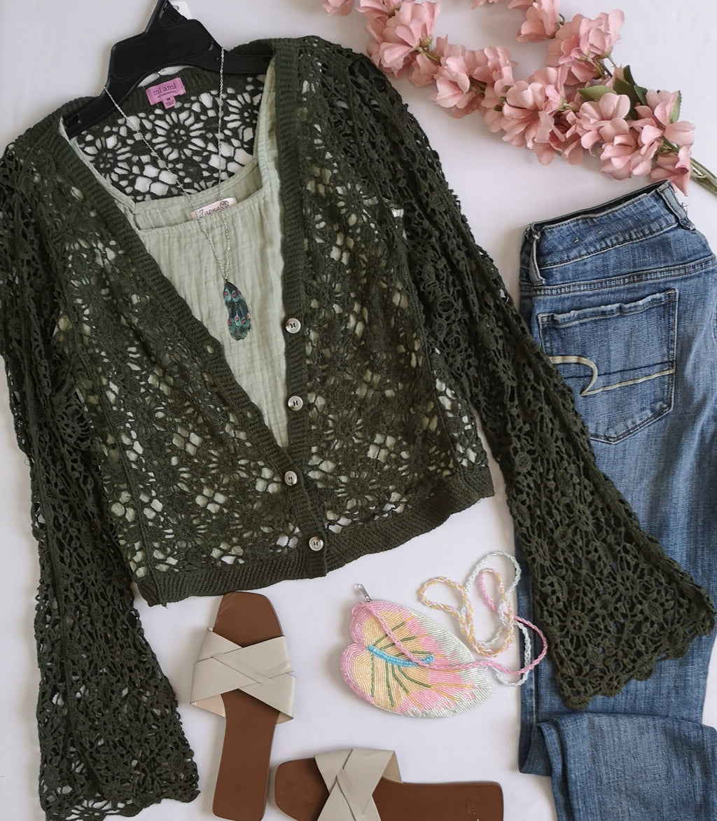 Cardigan tipo crochet con blusa cuello cuadrado