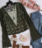 Cardigan tipo crochet con blusa cuello cuadrado