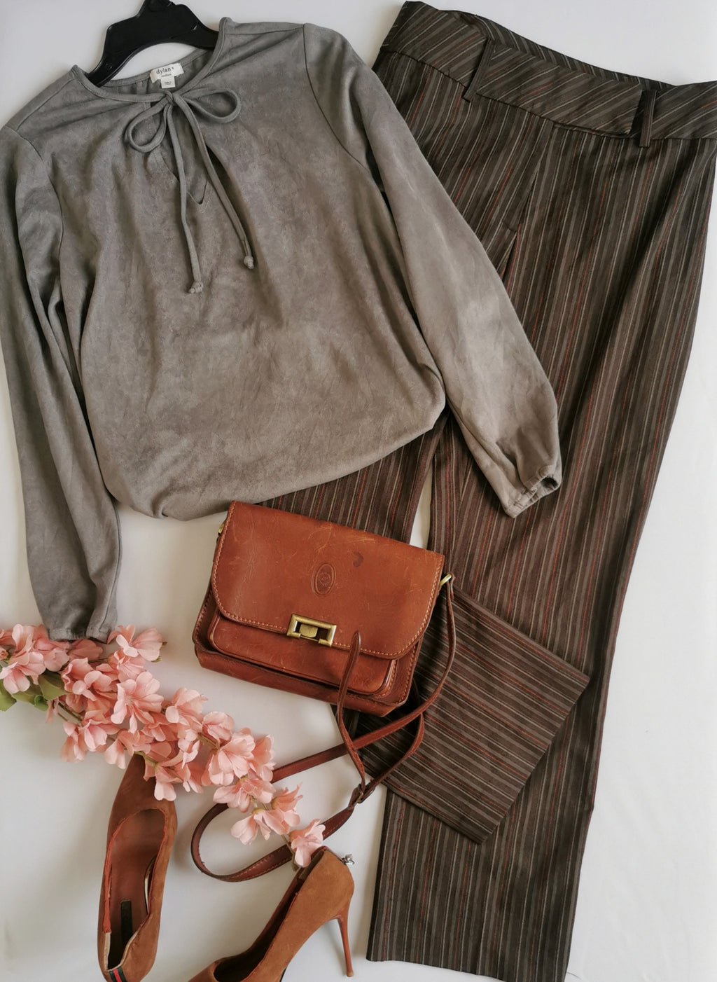 Pantalón corte recto con blusa piel de durazno