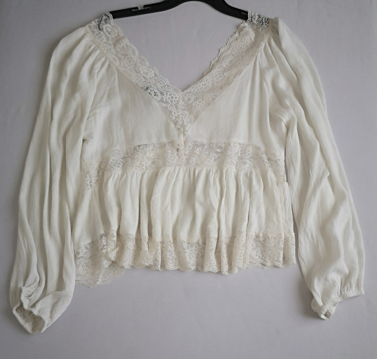 Blusa tipo peplum con encaje