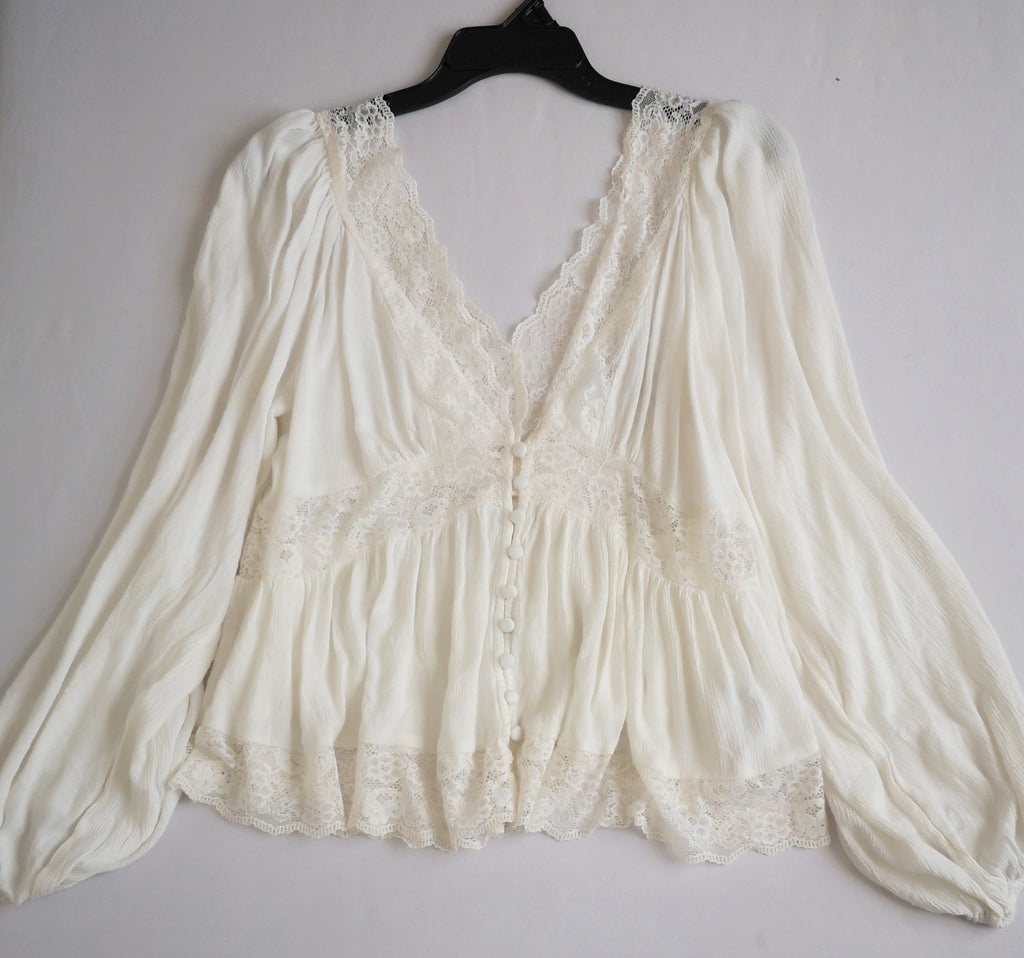 Blusa tipo peplum con encaje