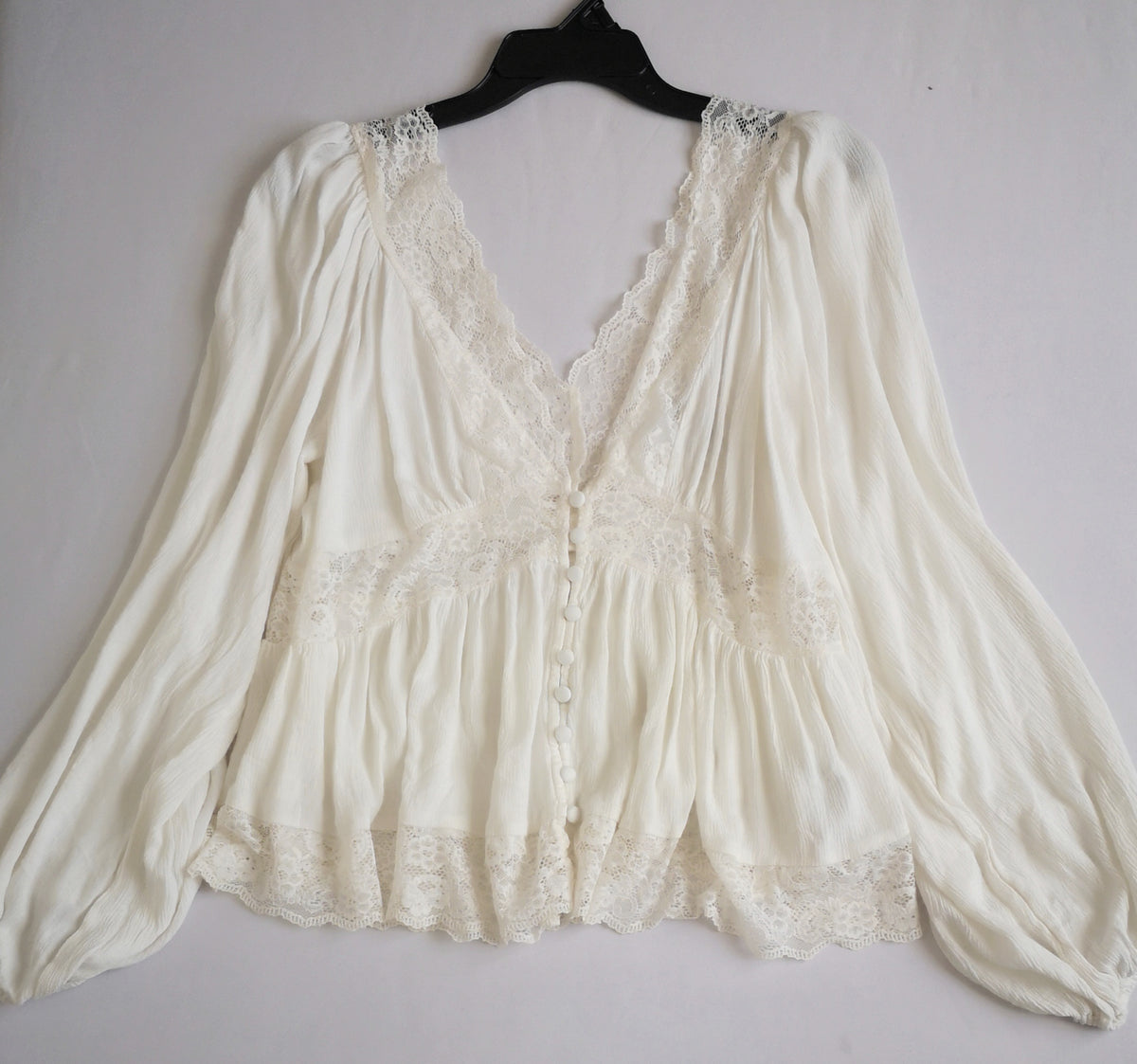 Blusa tipo peplum con encaje