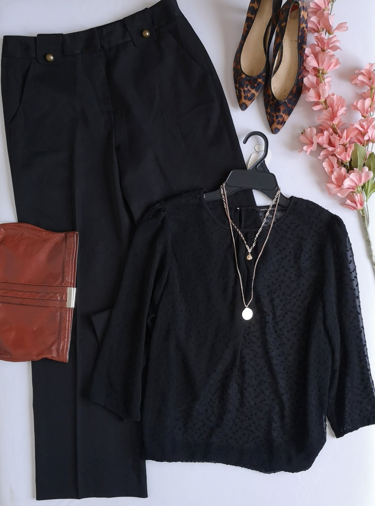 Pantalón de vestir con blusa de chifon
