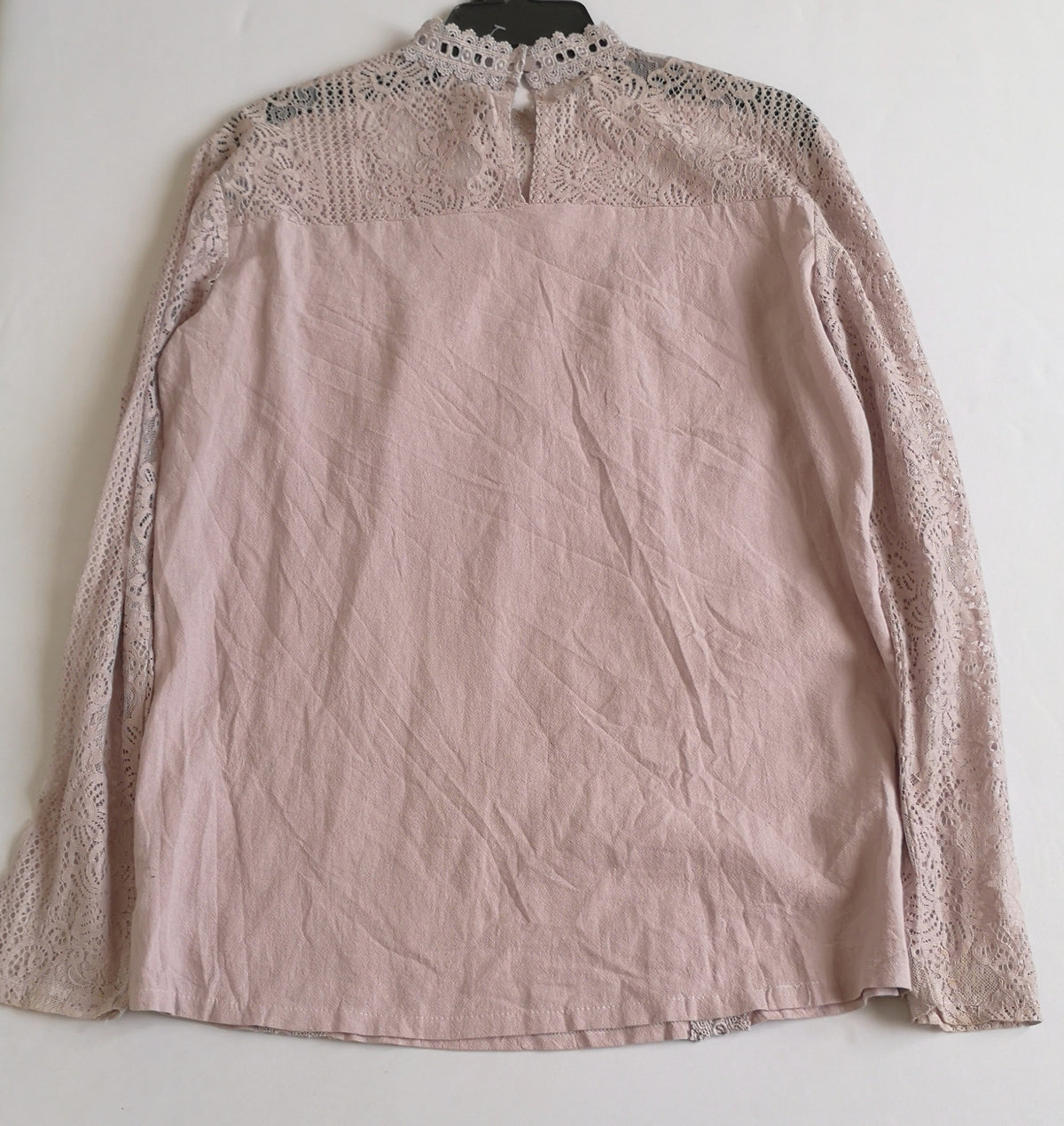 Blusa con encaje incluye collar