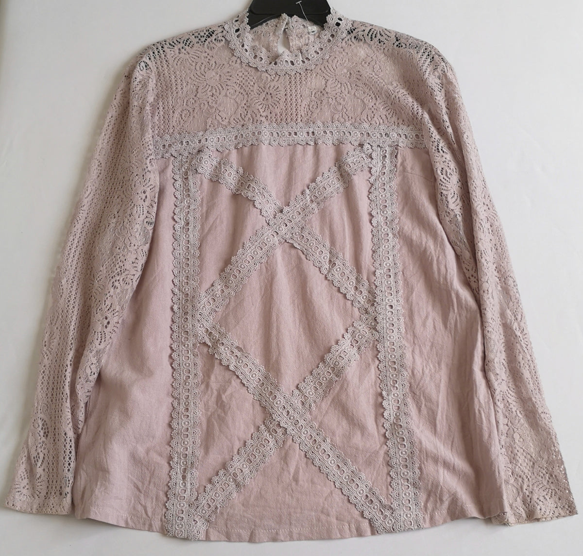 Blusa con encaje incluye collar