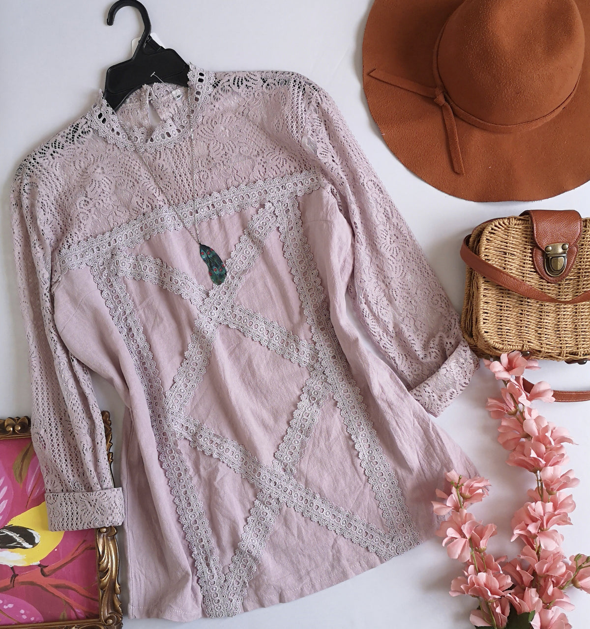 Blusa con encaje incluye collar