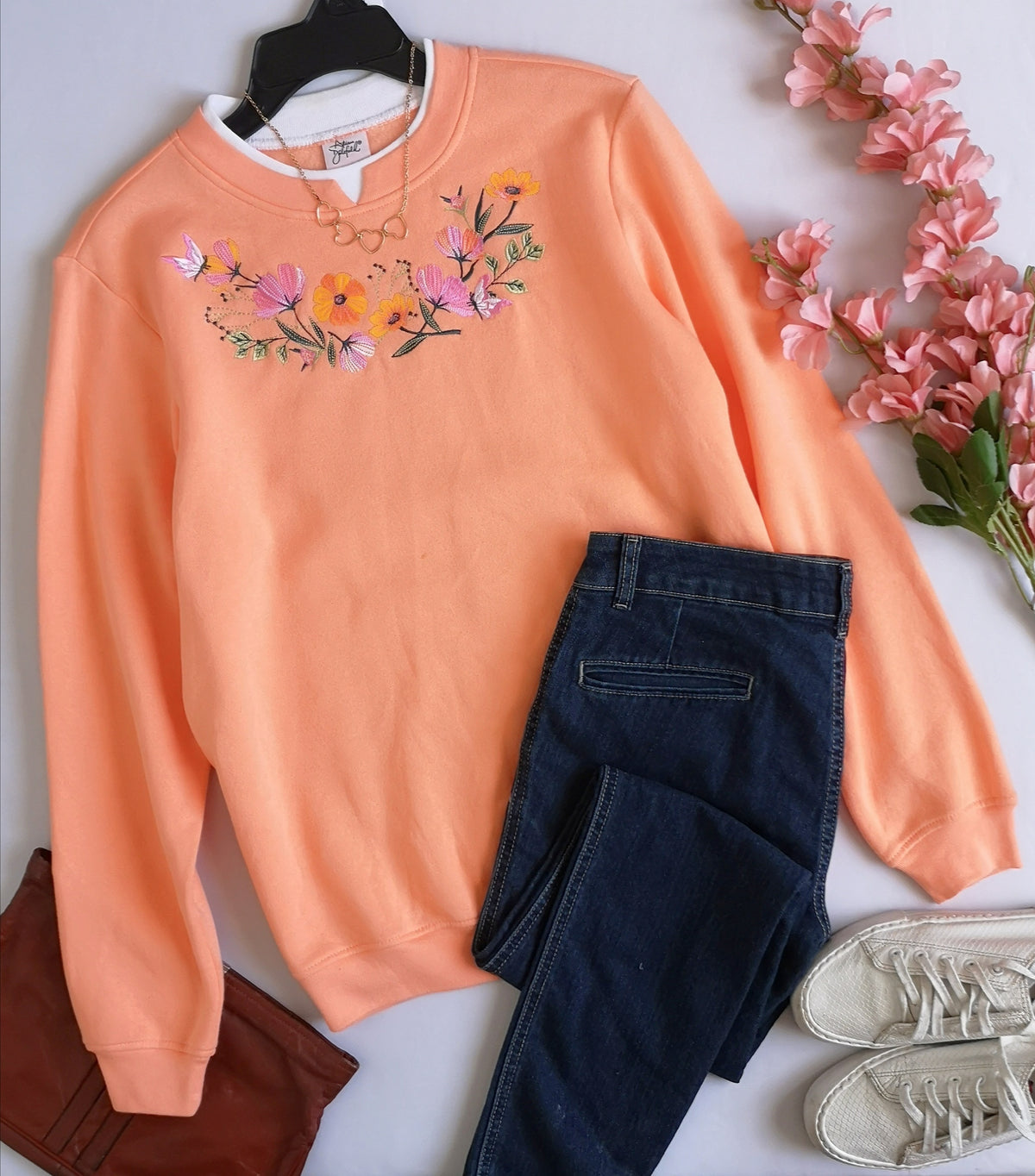 Sueter bordado incluye collar ❤️