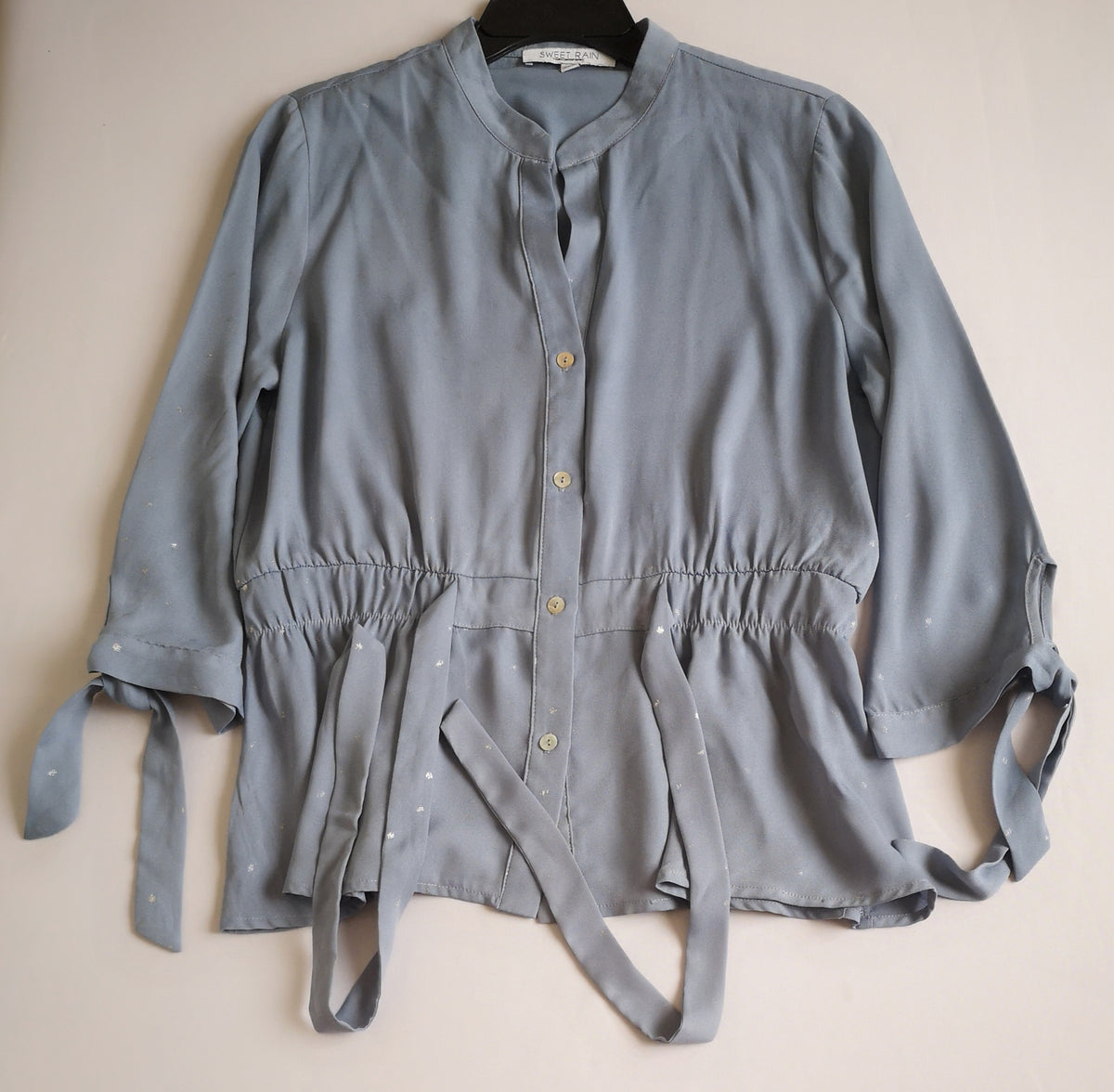 Blusa tipo peplum con pantalón stresh