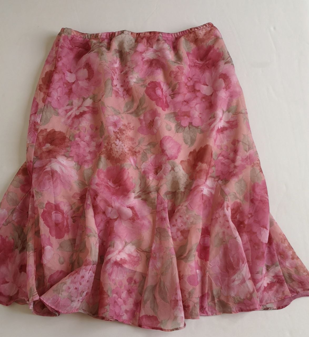 Blusa tallada con falda abajo de la rodilla