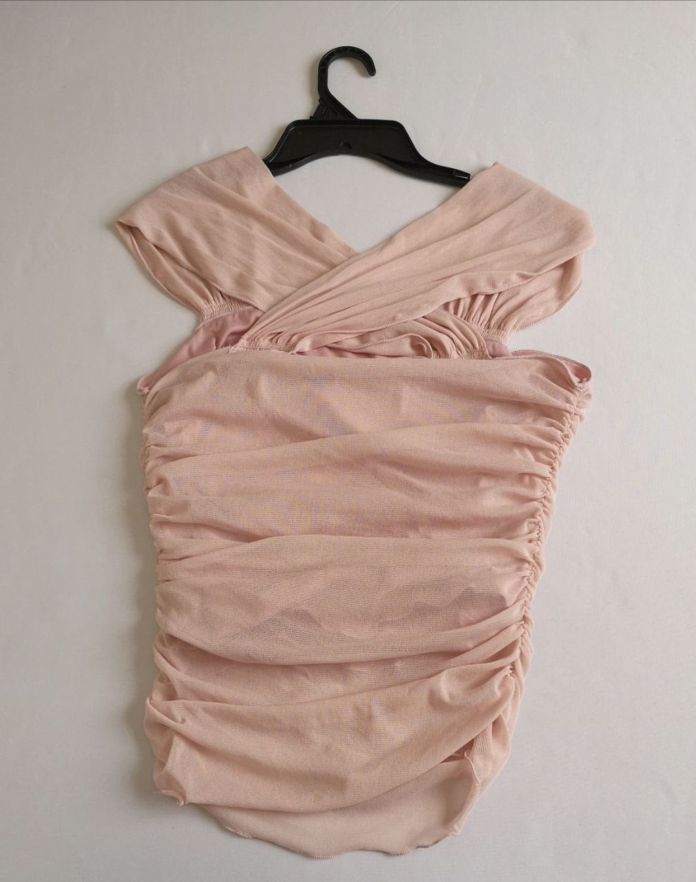 Blusa tallada con falda abajo de la rodilla