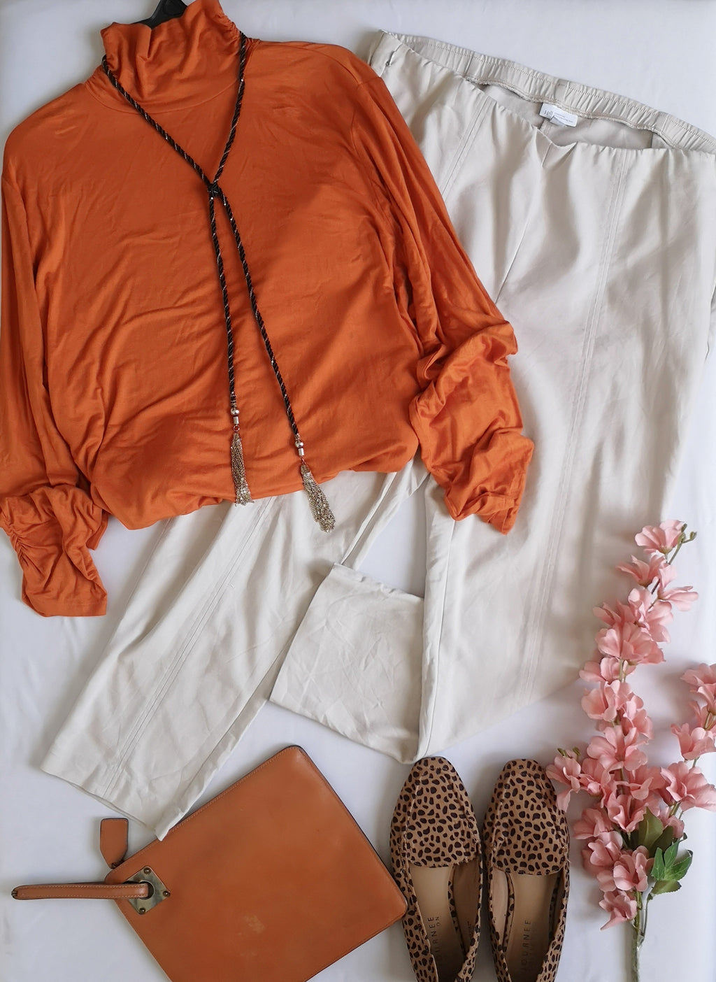 Blusa tela suave y pantalón de gabardina