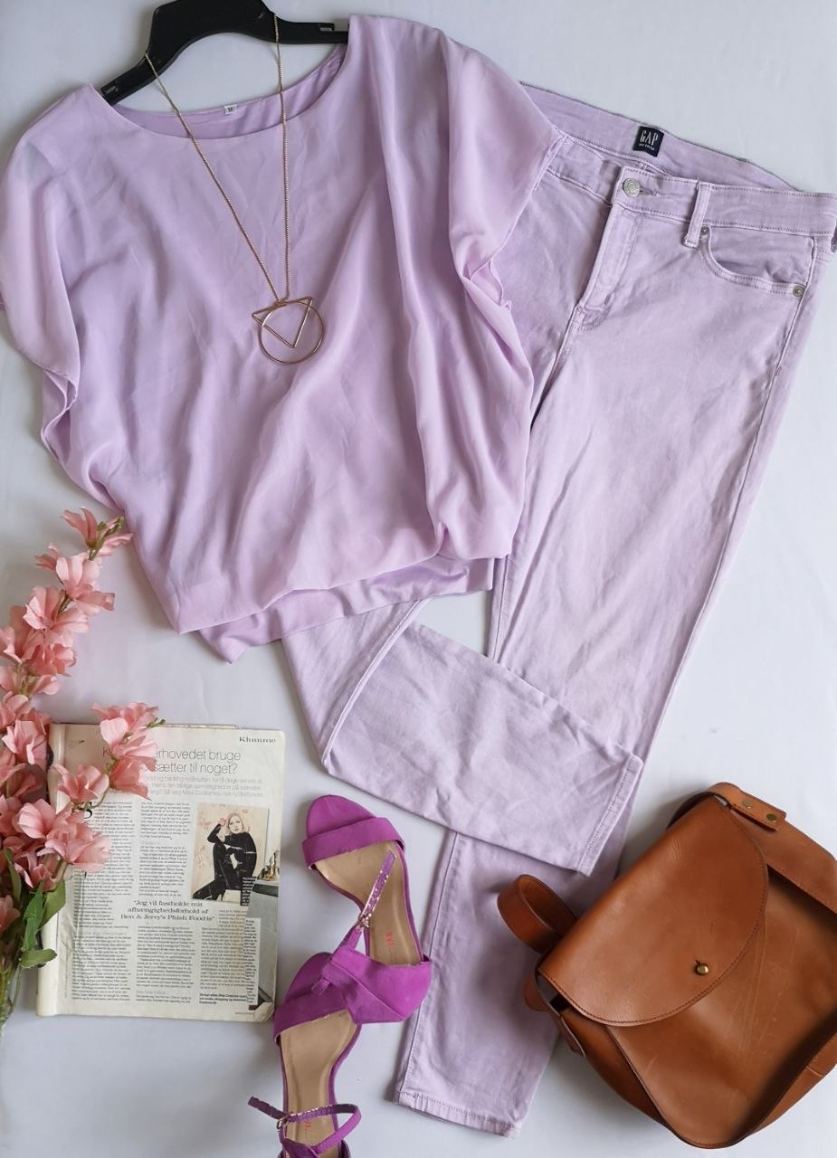 Jeans con blusa de chifón