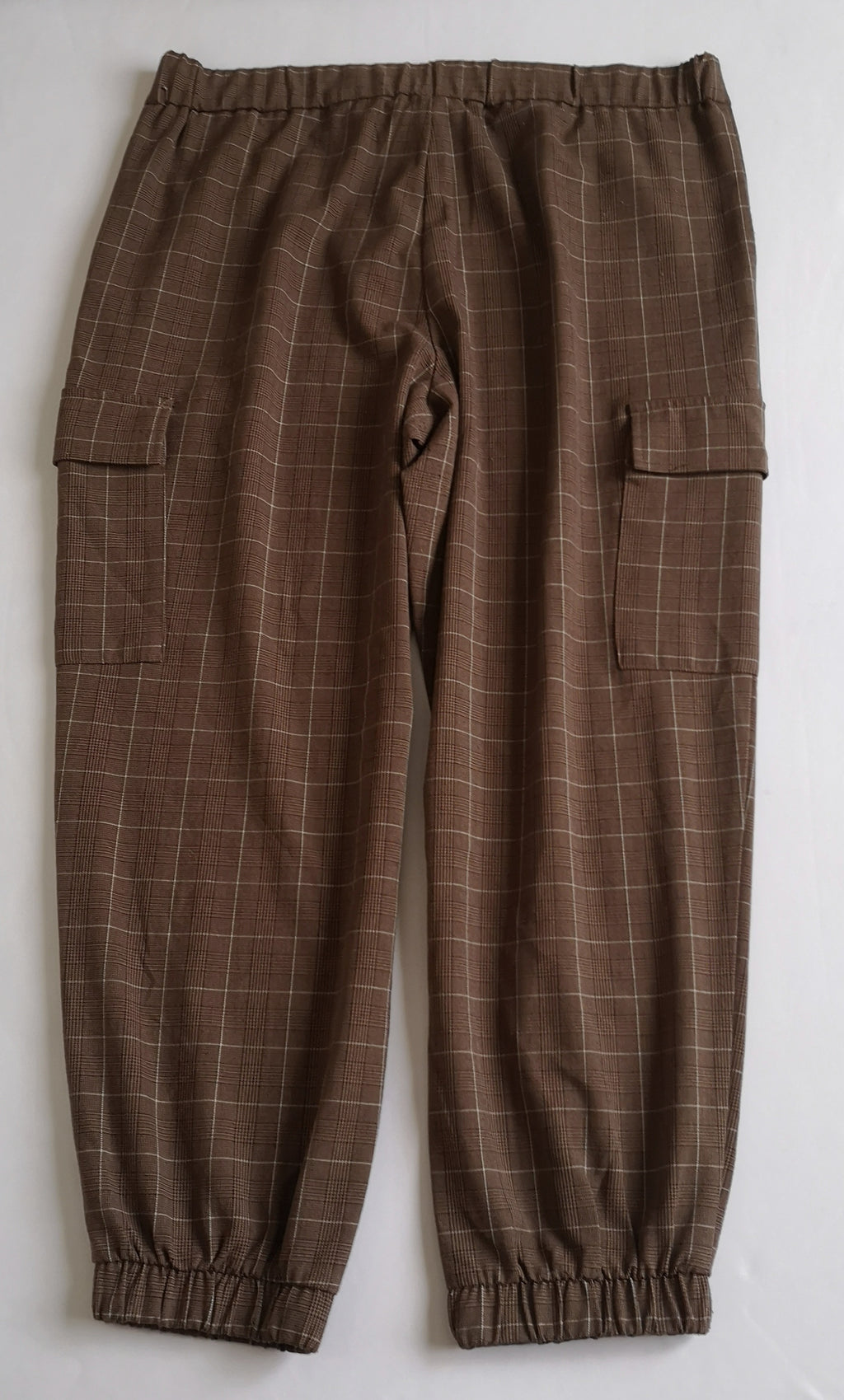 Pantalón tipo cargo con blusa tejida