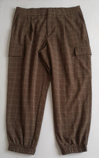 Pantalón tipo cargo con blusa tejida