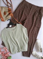 Pantalón tipo cargo con blusa tejida
