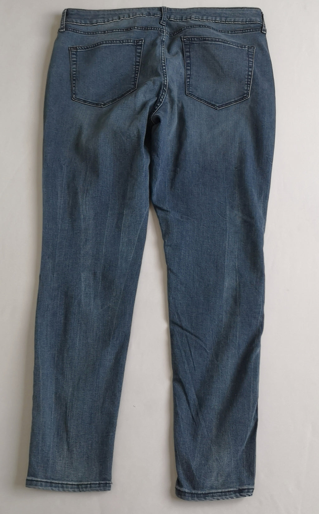 Jeans bordado con sueter tejido